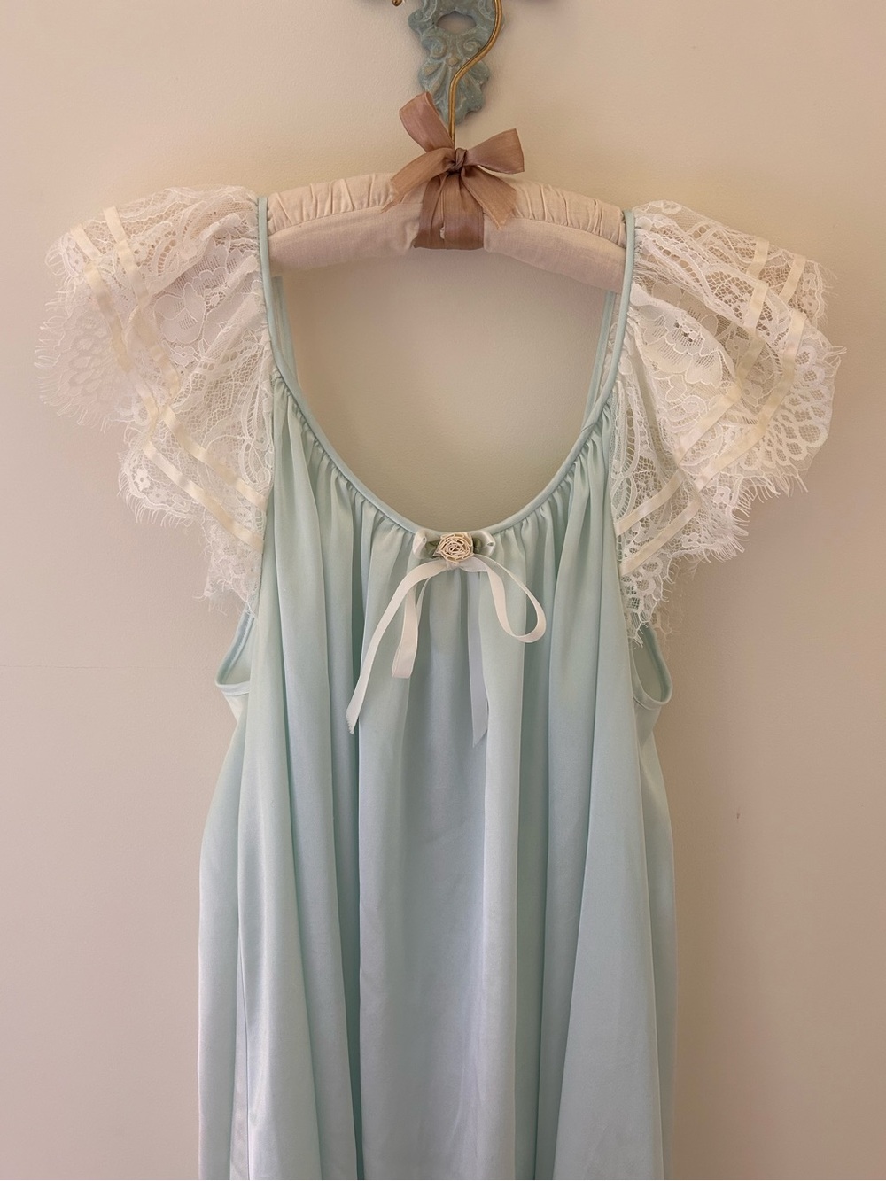 Vintage Priamo Mint Green Satin Nightgown w/ Lace Flutter Sleeves 
Size: S
GUC
